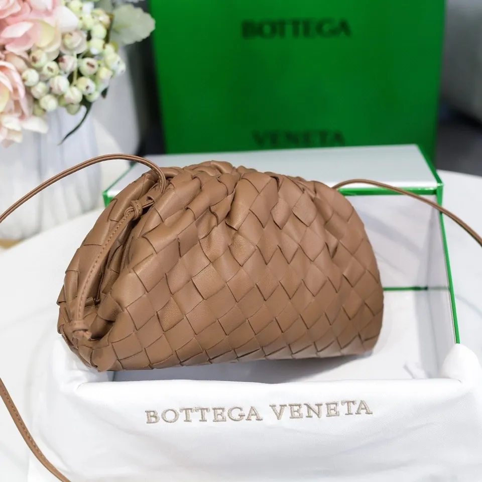 Batch 1260 Real shots👇Large plaid weaving The pouch cloud bag is the first series designed by former Celine designer Daniel Lee after joining BV. The upper body is extremely ecstatic ~ fashionable and classy ~ elegant and concise, lazy and intellectual size: 23*13*8 [Little Cloud Rough Weave#]